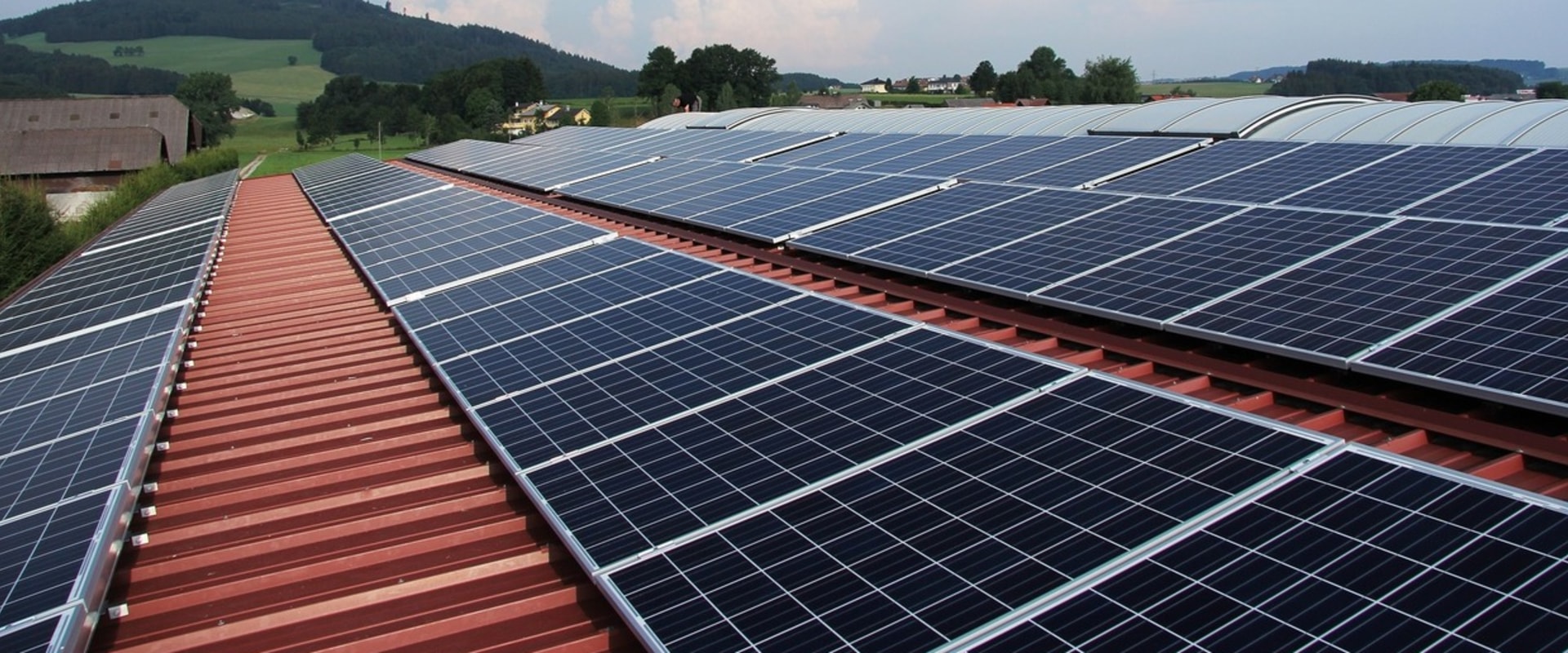 Wie maakt zwarte zonnepanelen?