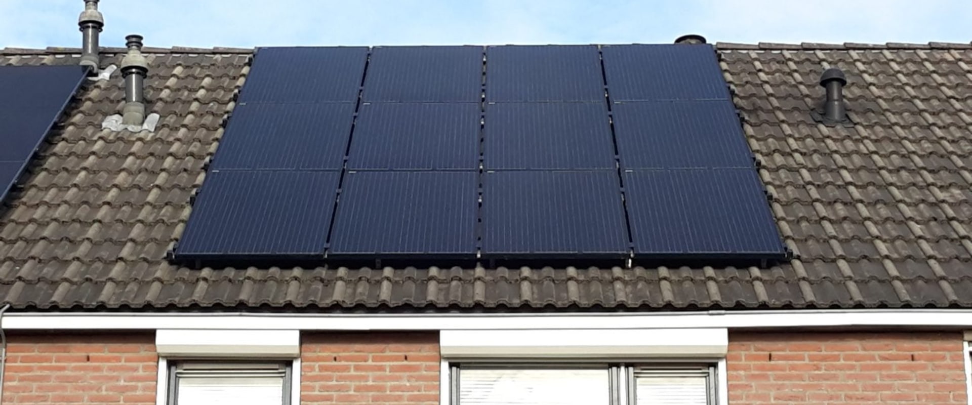 Waarom zijn zonnepanelen blauw en niet zwart?
